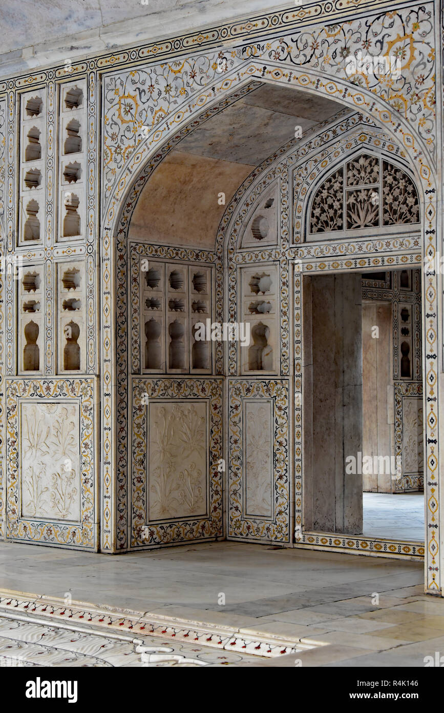 Zierpflanzen Eingang zum Diwan-I-Khas (Halle des privaten Publikum), die dem legendären Pfauenthron: Agra Fort, Uttar Pradesh, Indien, Asien untergebracht. Stockfoto