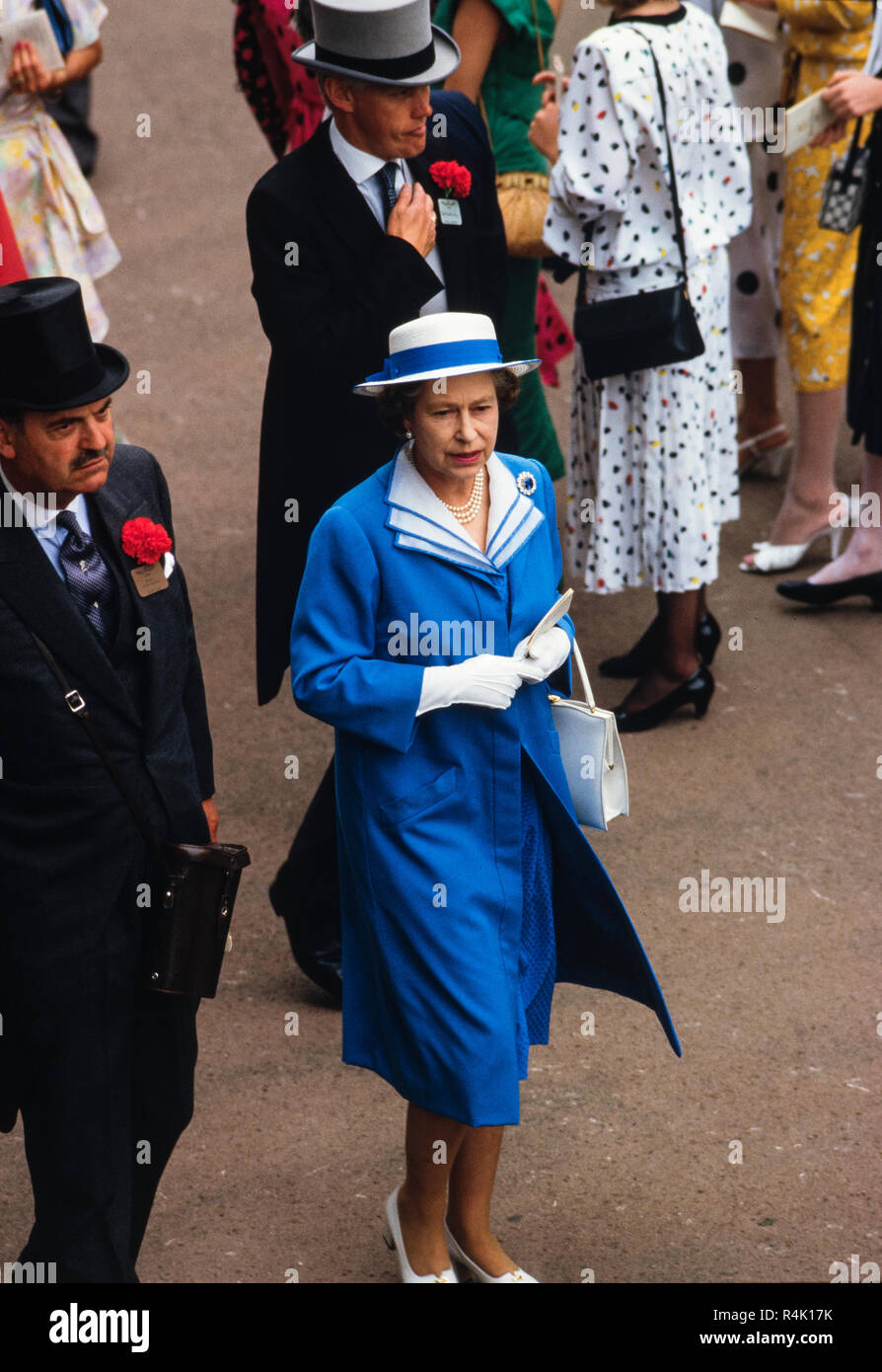 Ascot Rennen England Großbritannien 1986 gescannt in 2018 der britischen königlichen Familie kommen und gehen etwa im Royal Ascot in 1986. Königin Elizabth II mit Prinz Philip. Mitglieder der öffentlichkeit in feine Hüte und Mützen und Schwänze für die Männer im Royal Ascot gekleidet. Stockfoto