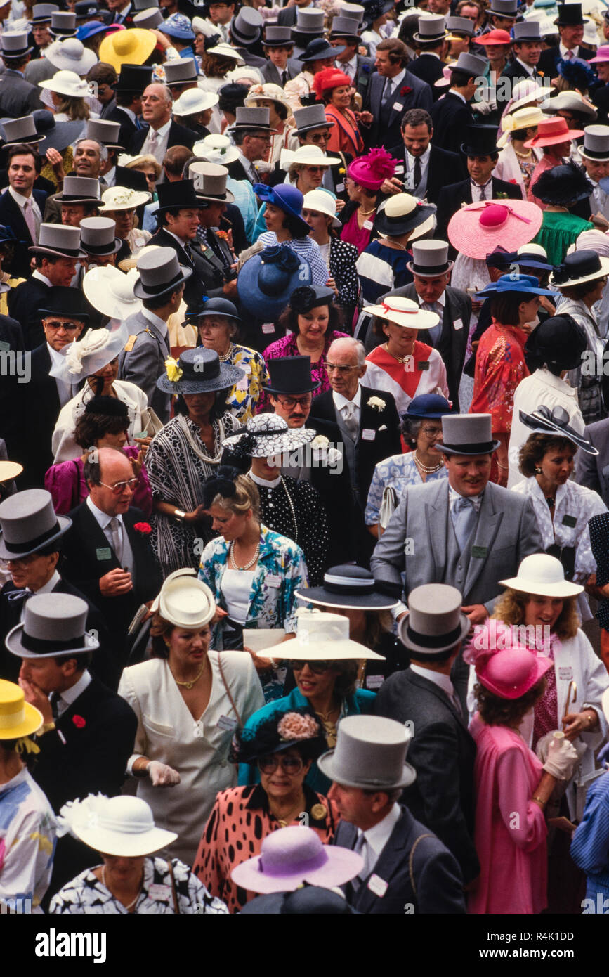 Ascot Rennen England Großbritannien 1986 gescannt in 2018 der britischen königlichen Familie kommen und gehen etwa im Royal Ascot 1986 Mitglieder der Öffentlichkeit in feine Hüte und Mützen und Schwänze für die Männer im Royal Ascot gekleidet. Stockfoto