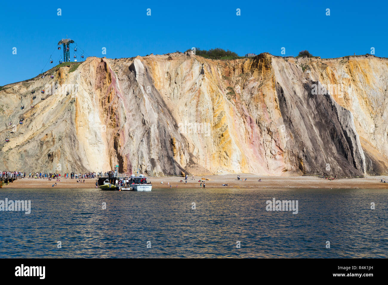 Berühmte mehrfarbig geschichtete Sand Der Sand Klippen von Alum Bay Klippen. Die unterschiedlichen Farben von Sand ist deutlich zu sehen. Die Nadeln. Isle of Wight. Das VEREINIGTE KÖNIGREICH (98) Stockfoto