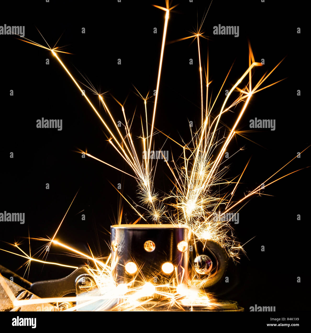 Funken aus der Benzin Feuerzeug gegen einen dunklen Hintergrund  Stockfotografie - Alamy