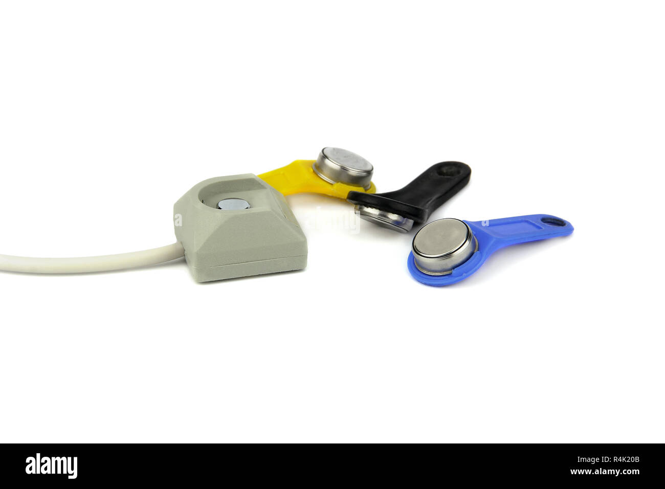 Elektronische ID-iButton (Speicher Touch) und den Leser auf weißem Hintergrund Stockfoto