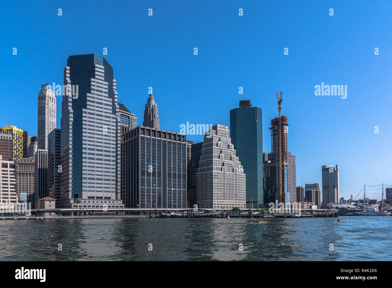 Wolkenkratzer von Manhattan Blick vom East River, New York City Stockfoto