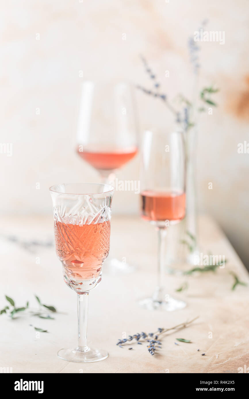 Verschiedene Formen der Gläser von Rose Wein auf hellen Hintergrund. Stockfoto