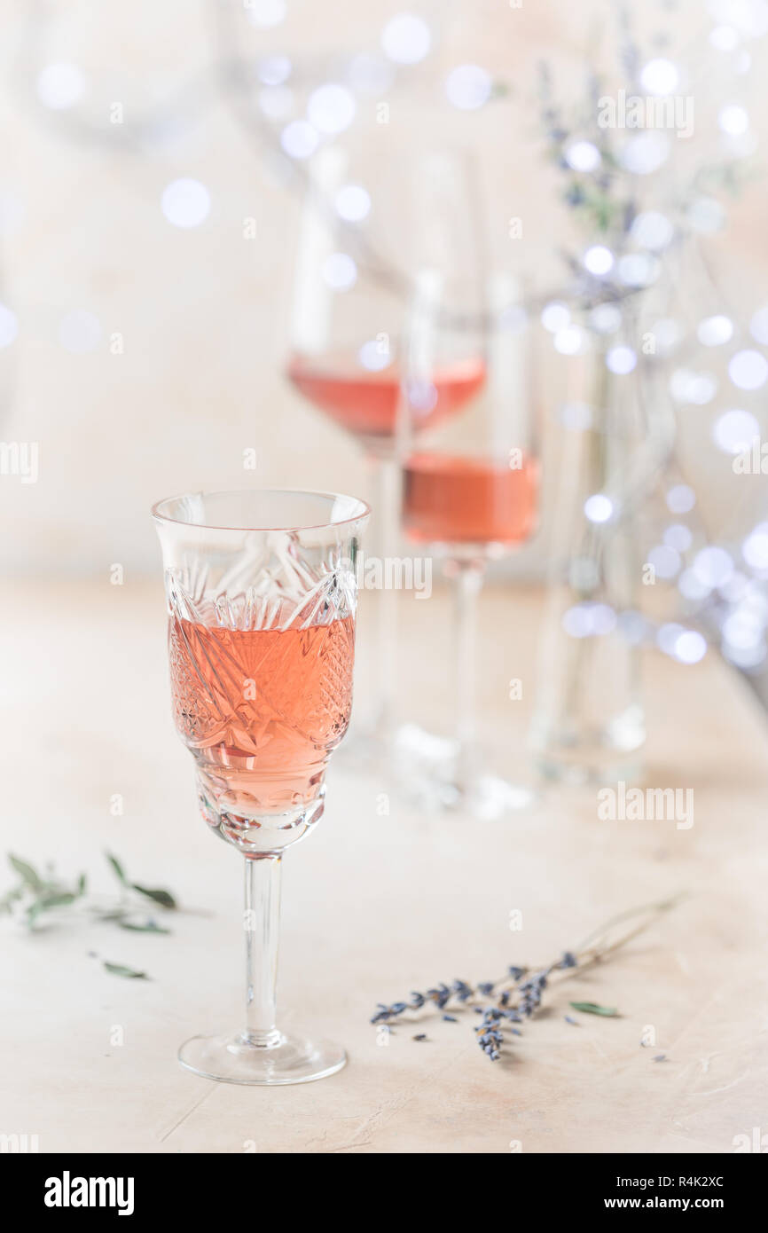 Verschiedene Formen der Gläser von Rose Wein auf hellen Hintergrund. Stockfoto