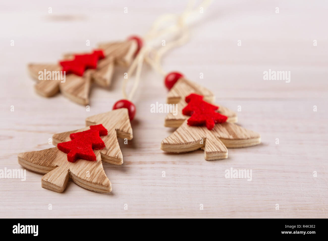Neues Jahr und Weihnachten Hintergrund mit Weihnachtsbaum, auf einer hölzernen ilght Hintergrund. Stockfoto