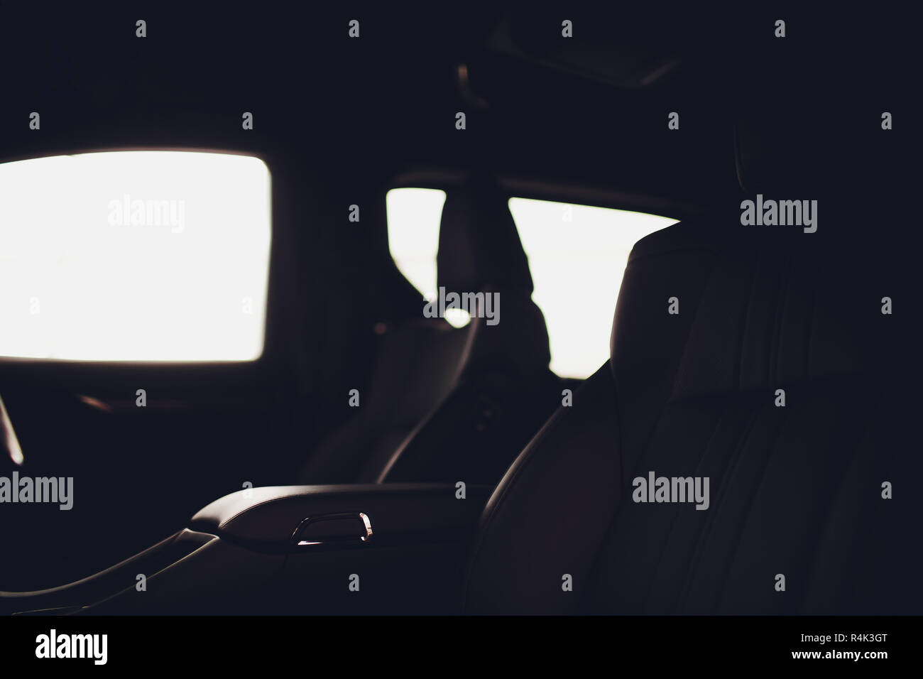 Luxus Auto innen. Innenraum der Prestige modernes Auto. Komfortable Ledersitze. Schwarz perforiertes Leder Cockpit mit isolierten schwarzen Hintergrund. Stockfoto