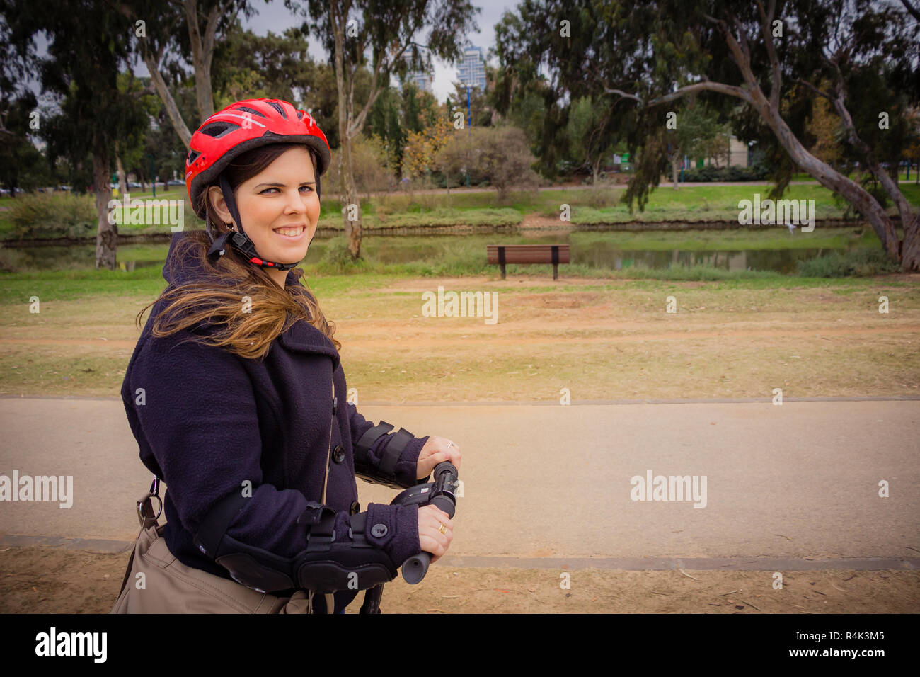 Frau reiten auf einem Segway im Park Stockfoto