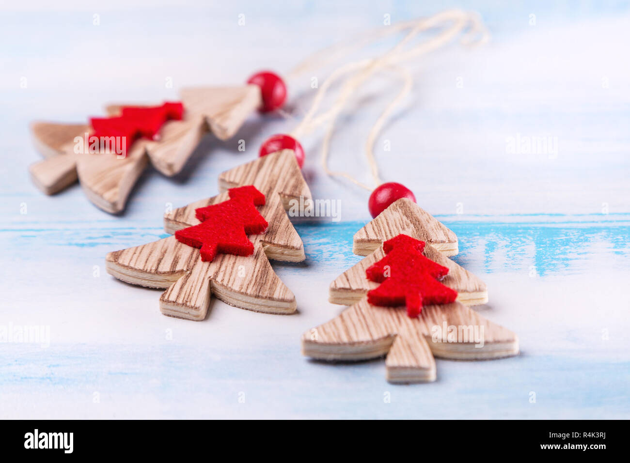 Weihnachten, Neujahr Dekoration auf Blau und Weiß Holz- Hintergrund, aus der Nähe. Stockfoto