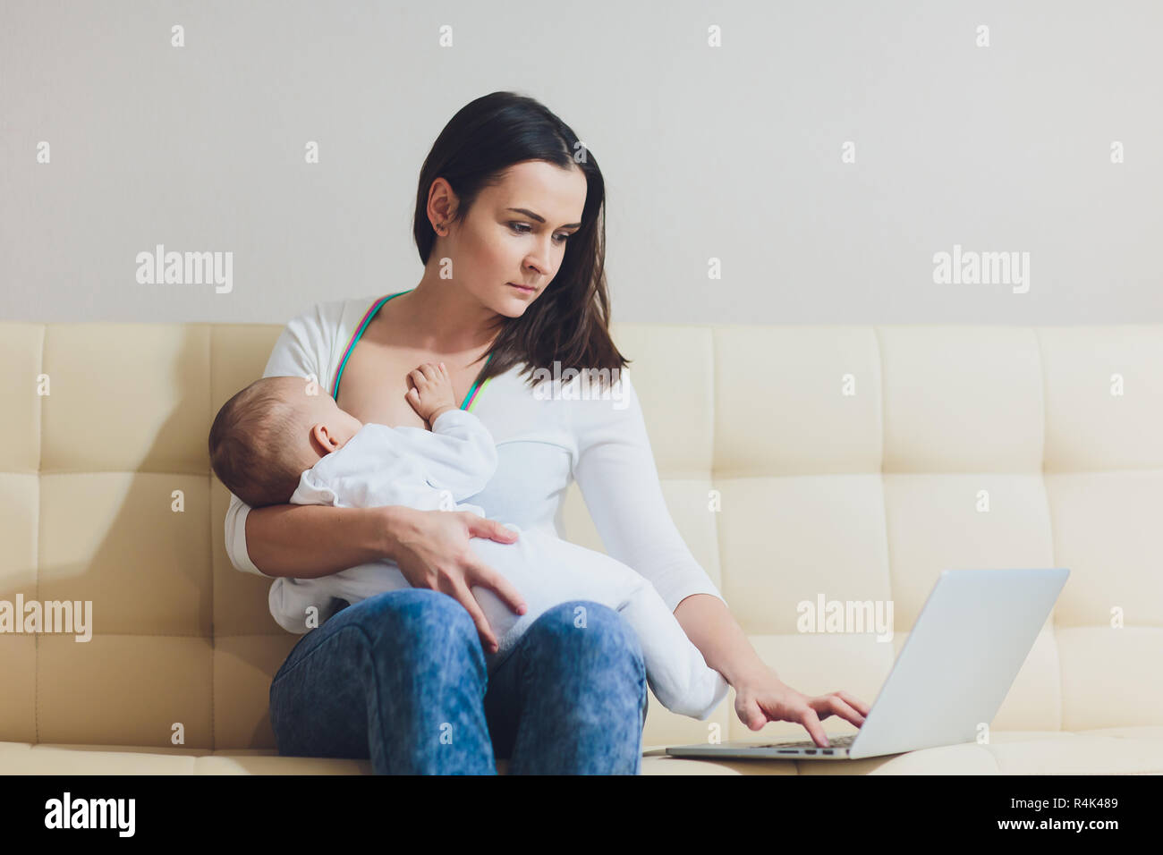Beim Stillen Helfen Stockfotos und bilder Kaufen Alamy