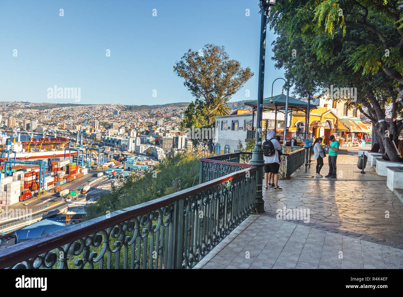 Avenida 21 de Mayo Aussichtspunkt am Cerro Artilleria und Luftaufnahme von Valparaiso Hafen - Valparaiso, Chile Stockfoto