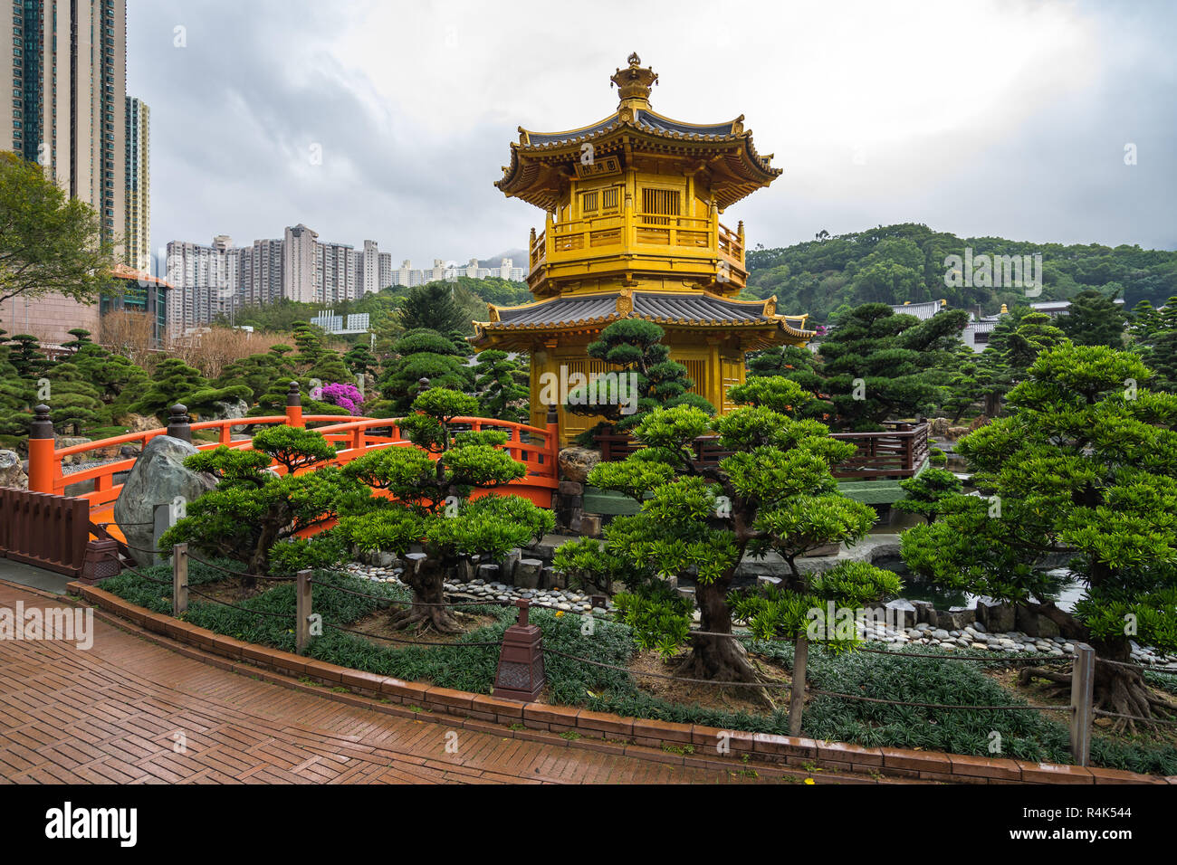 Die Goldene Pagode in Nan Lian Garden in der Nähe von Chi Lin Nunnery, Hongkong, Diamond Hill Stockfoto