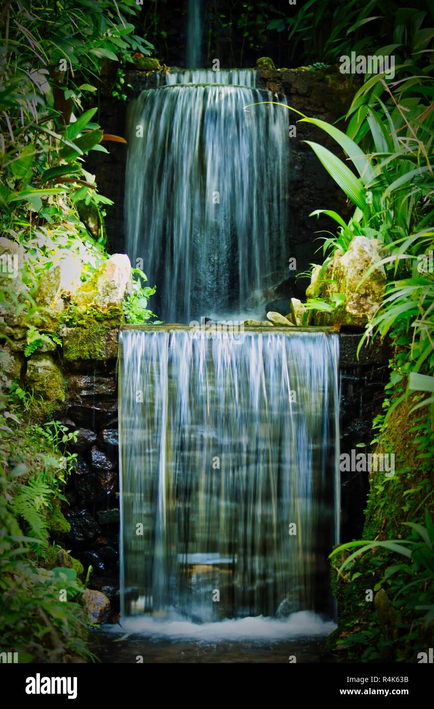 Ruhigen tropischen Wasserfall Stockfoto