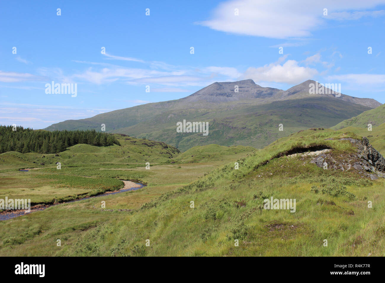 Malerische Sommer Blick auf Ben Mehr Berg von Glen Mehr, auf der malerischen Insel Mull in Schottland. Stockfoto