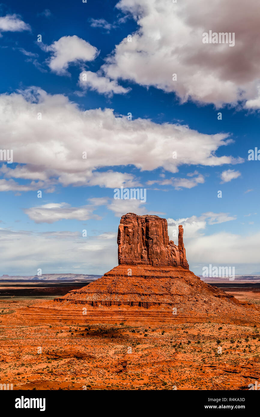 Sandstein Buttes mit einem blauen und weißen Himmel in der Wüste von oljato Monument Valley an der Grenze Arizona und Utah in den amerikanischen Westen Stockfoto