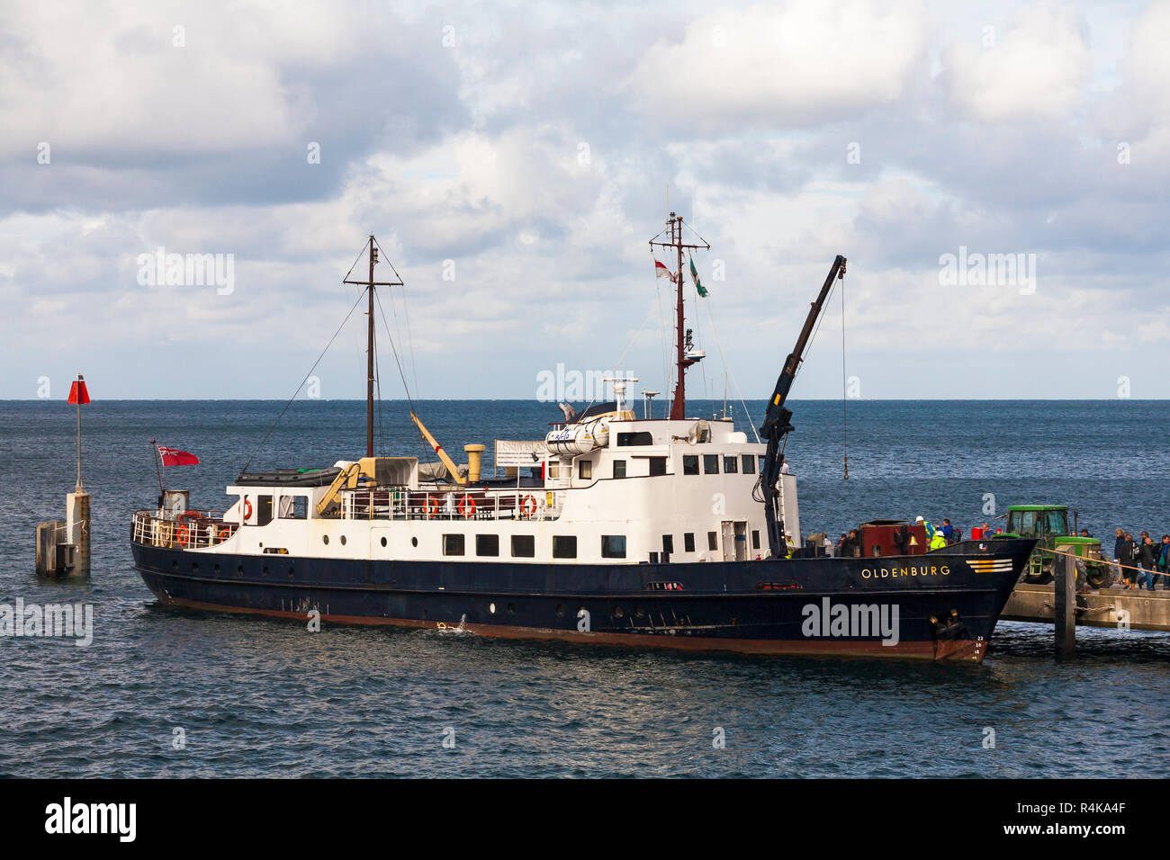 Entladen von Gepäck von M.s. Oldenburg Schiff bei der Landung Jetty pier, Lundy Island, Devon, England, UK im August Stockfoto