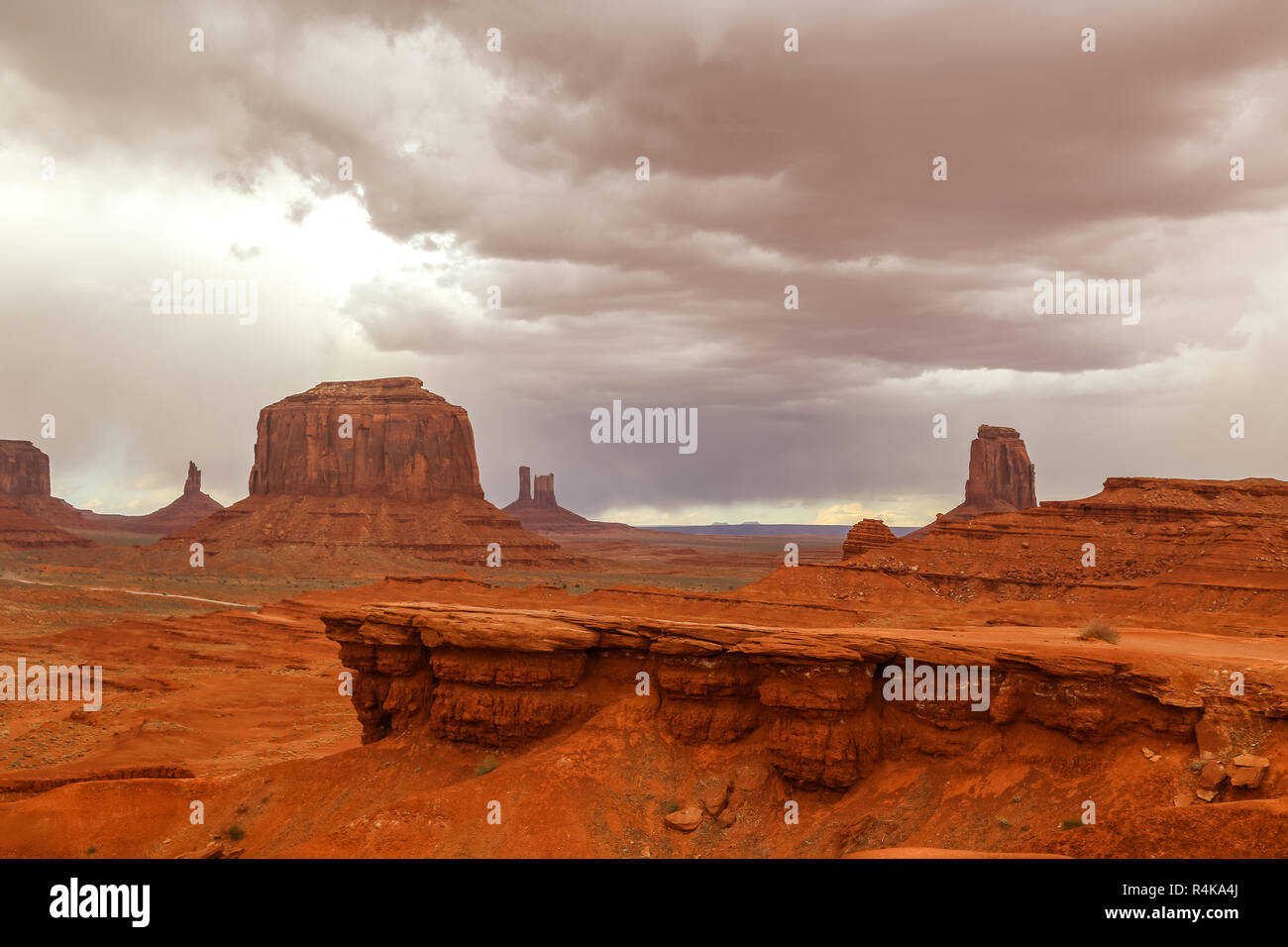 Filme von John Ford mit einem dramatischen stürmischen Himmel in der Wüste von oljato Monument Valley an der Grenze Arizona und Utah in den amerikanischen Westen Stockfoto