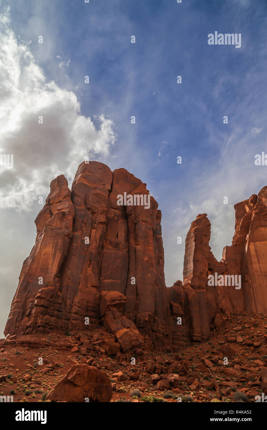 Low Angle View aus Sandstein Buttes in der Wüste von oljato Monument Valley an der Grenze Arizona und Utah in den amerikanischen Westen Stockfoto