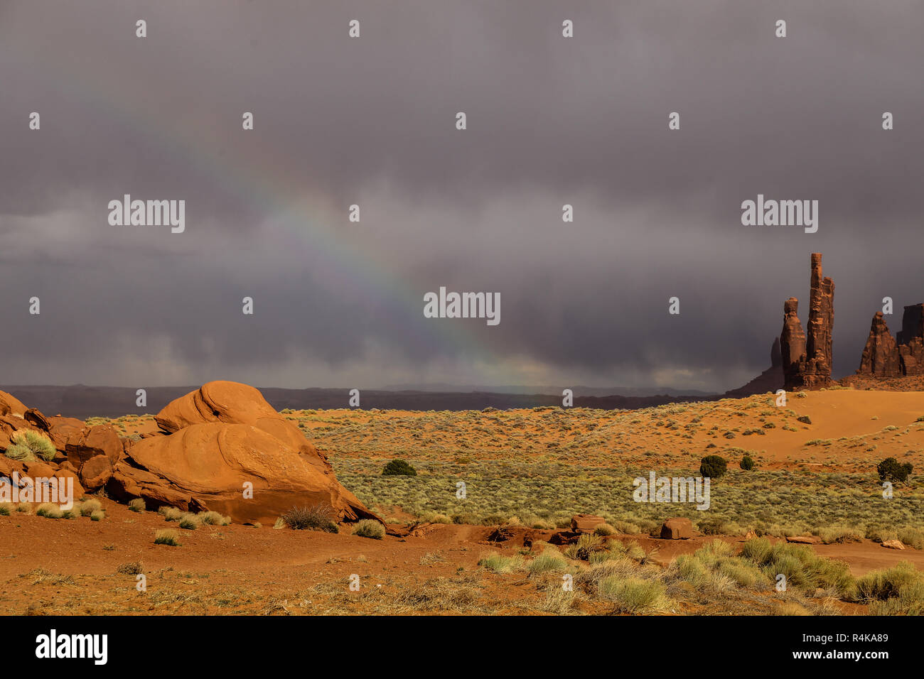 Rainbow mit einem dramatischen stürmischen Himmel in der Wüste von oljato Monument Valley an der Grenze Arizona und Utah in den amerikanischen Westen Stockfoto