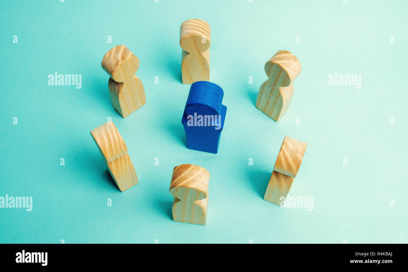 Eine Masse der Arbeitnehmer stehen in einem Kreis und ihren Mentor, Leiter oder Chef zu hören. Das Konzept der Führung in einem Business Team. Verbesserung der efficien Stockfoto