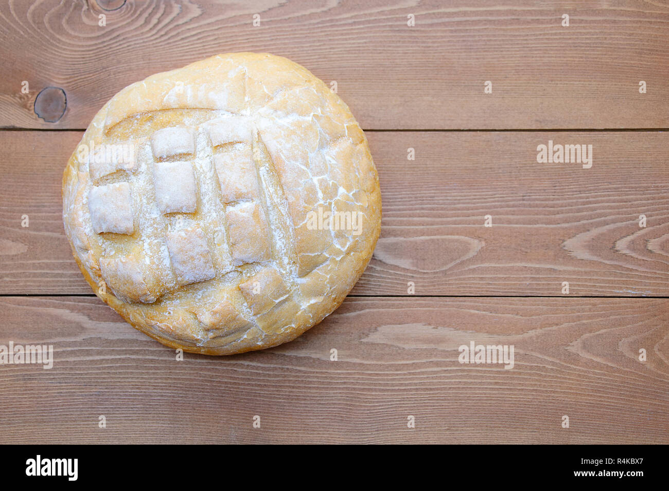 Runde Laib Weißbrot. Holz- braunen Hintergrund. Stockfoto