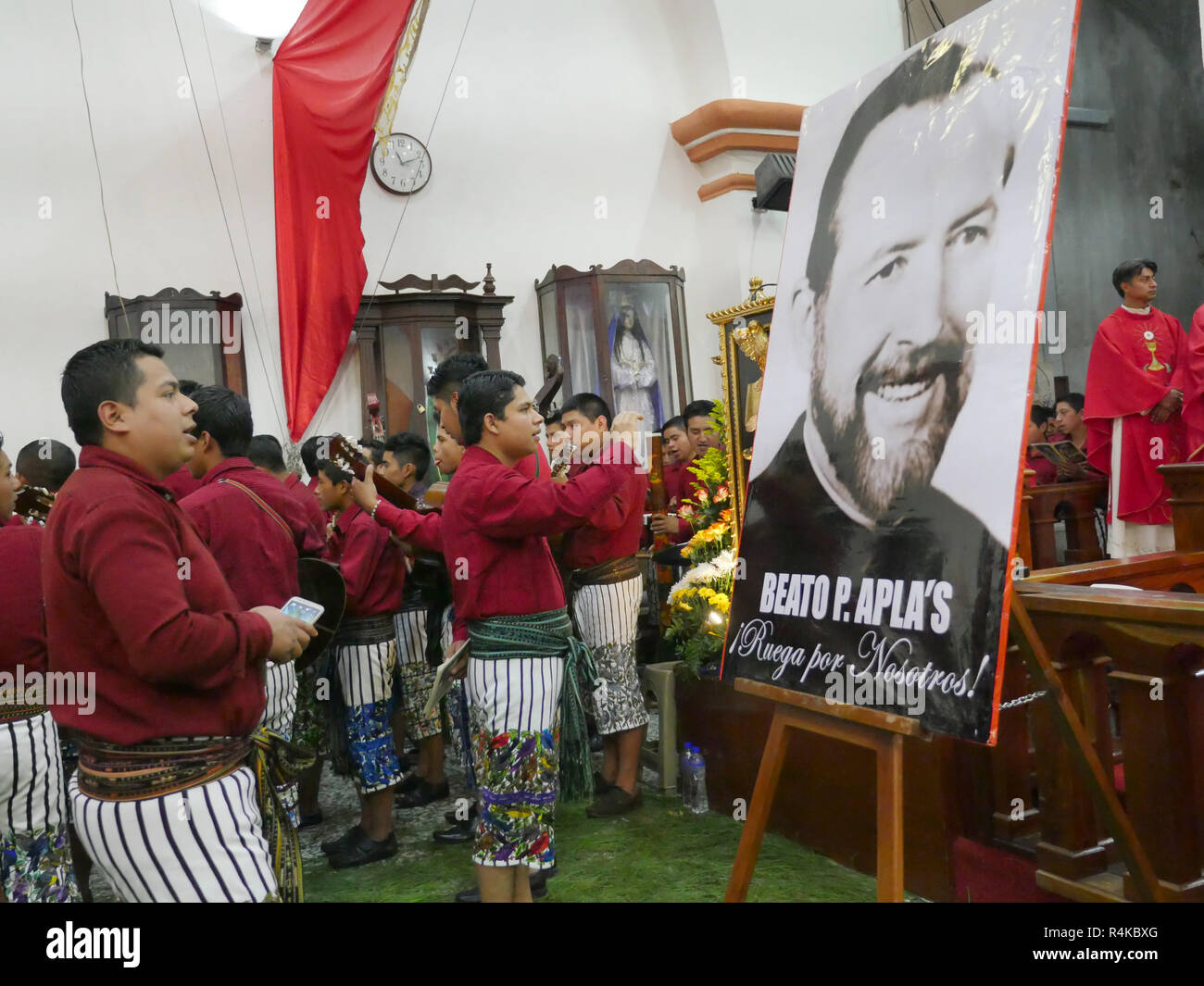 GUATEMALA Zeremonien in Bezug auf die Seligsprechung von Pater Stanley Francis Aplas Rother, der 1981 ermordet wurde, bei Santiago de Atitlan. Heilige Messe am Sep 23, die mit dem eigentlichen Seligsprechung in Oklahoma zusammenfiel. Der Vater Stan riesigen Foto neben dem Altar. Stockfoto