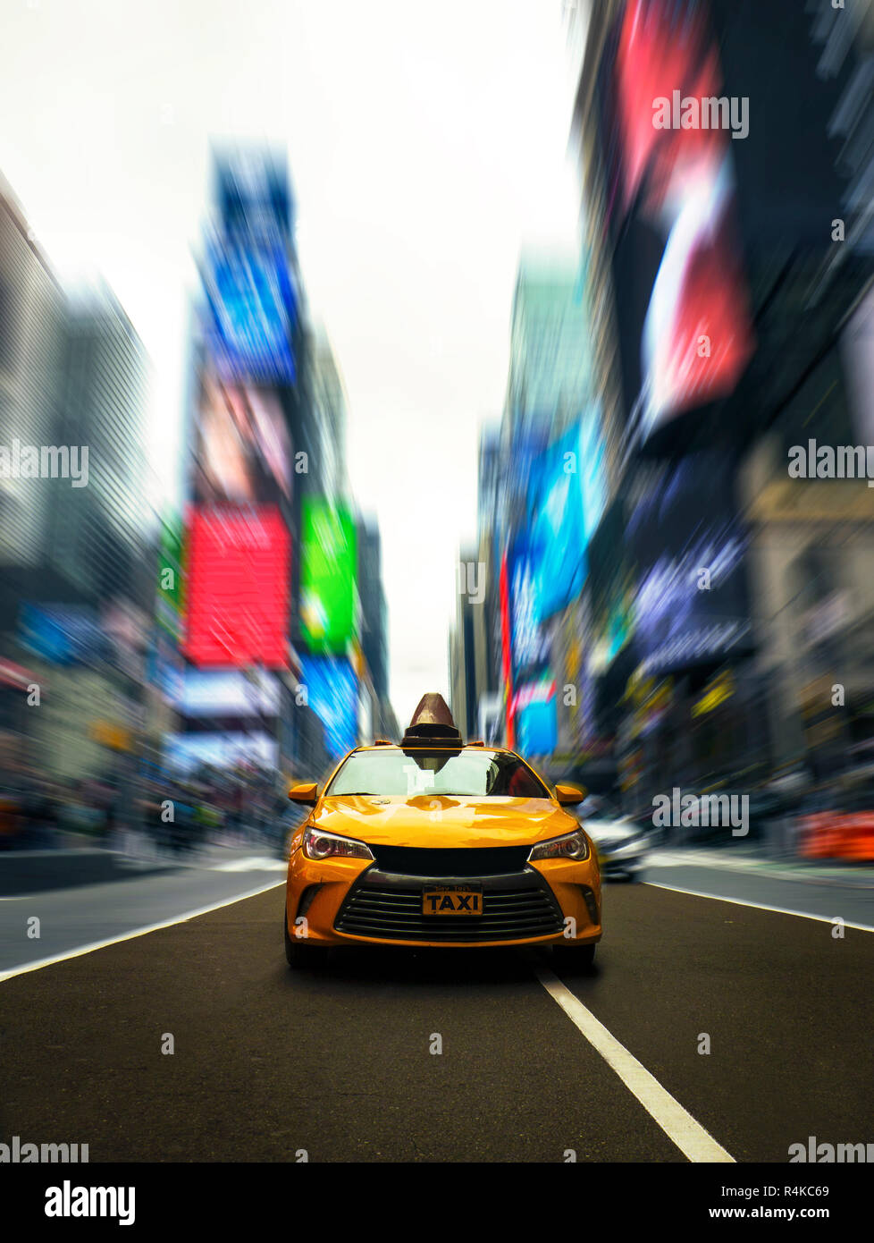 Berühmten gelben Taxi fährt durch Times Square Manhattan in New York mit dramatischen Moderne Wirkung Stockfoto