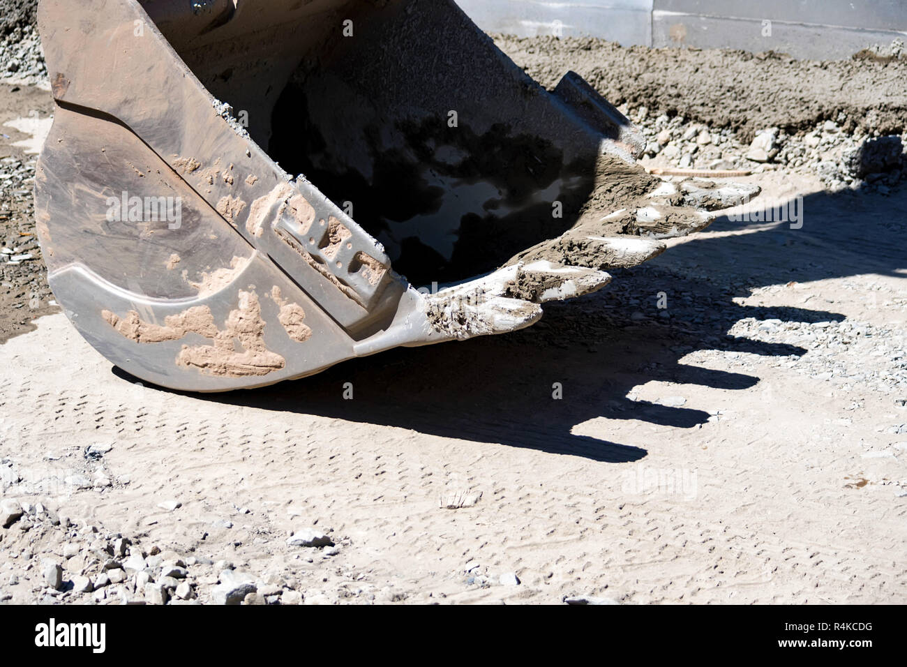 Schließen Sie schmutziges Bagger Schaufel an der Straße Baustelle Stockfoto Schließen Sie schmutziges Bagger Schaufel an der Straße Baustelle Stockfoto