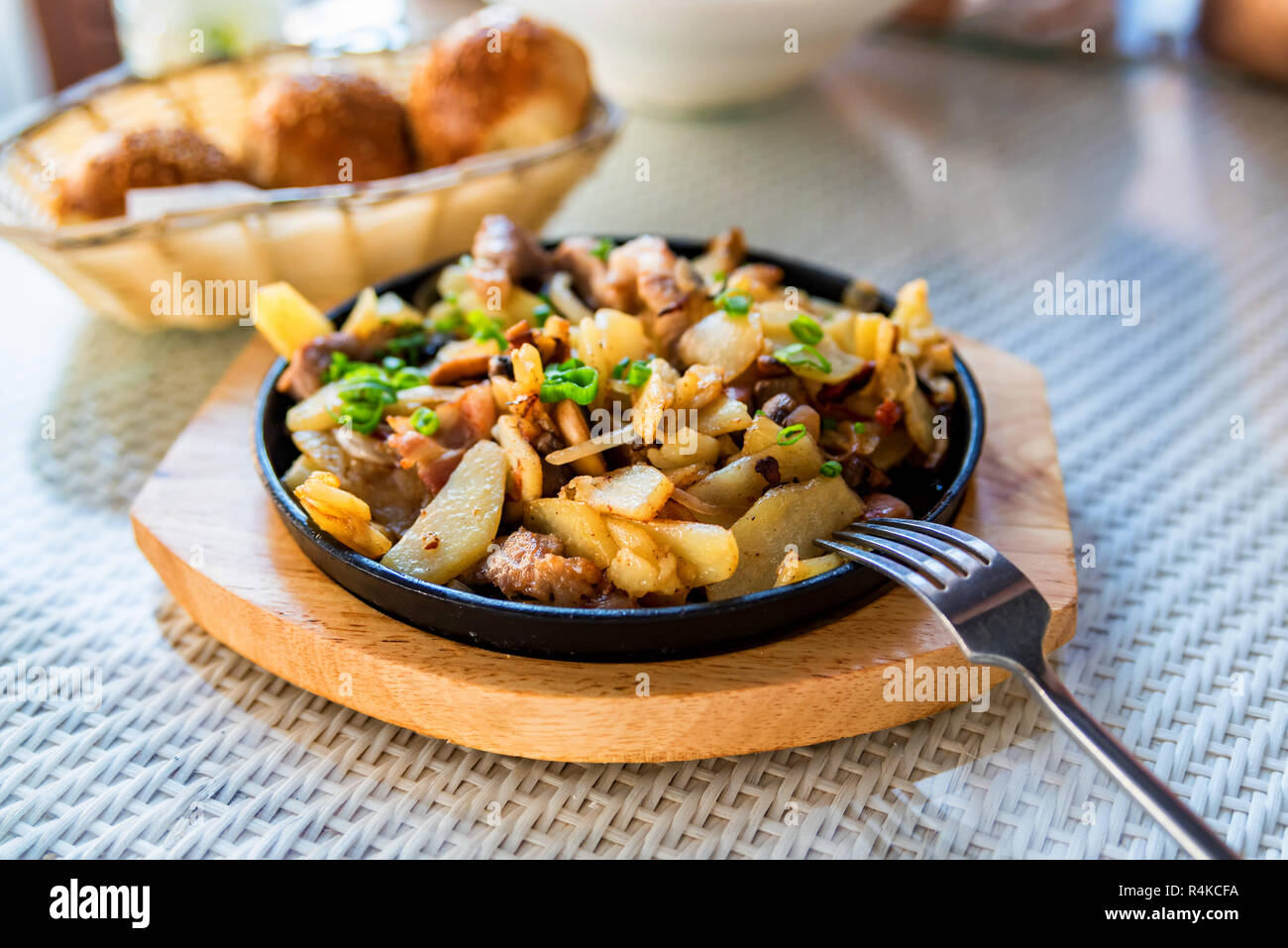 Gebratene Kartoffeln in der Pfanne mit Fleisch und grünem Lauch Stockfoto Gebratene Kartoffeln in der Pfanne mit Fleisch und grünem Lauch Stockfoto