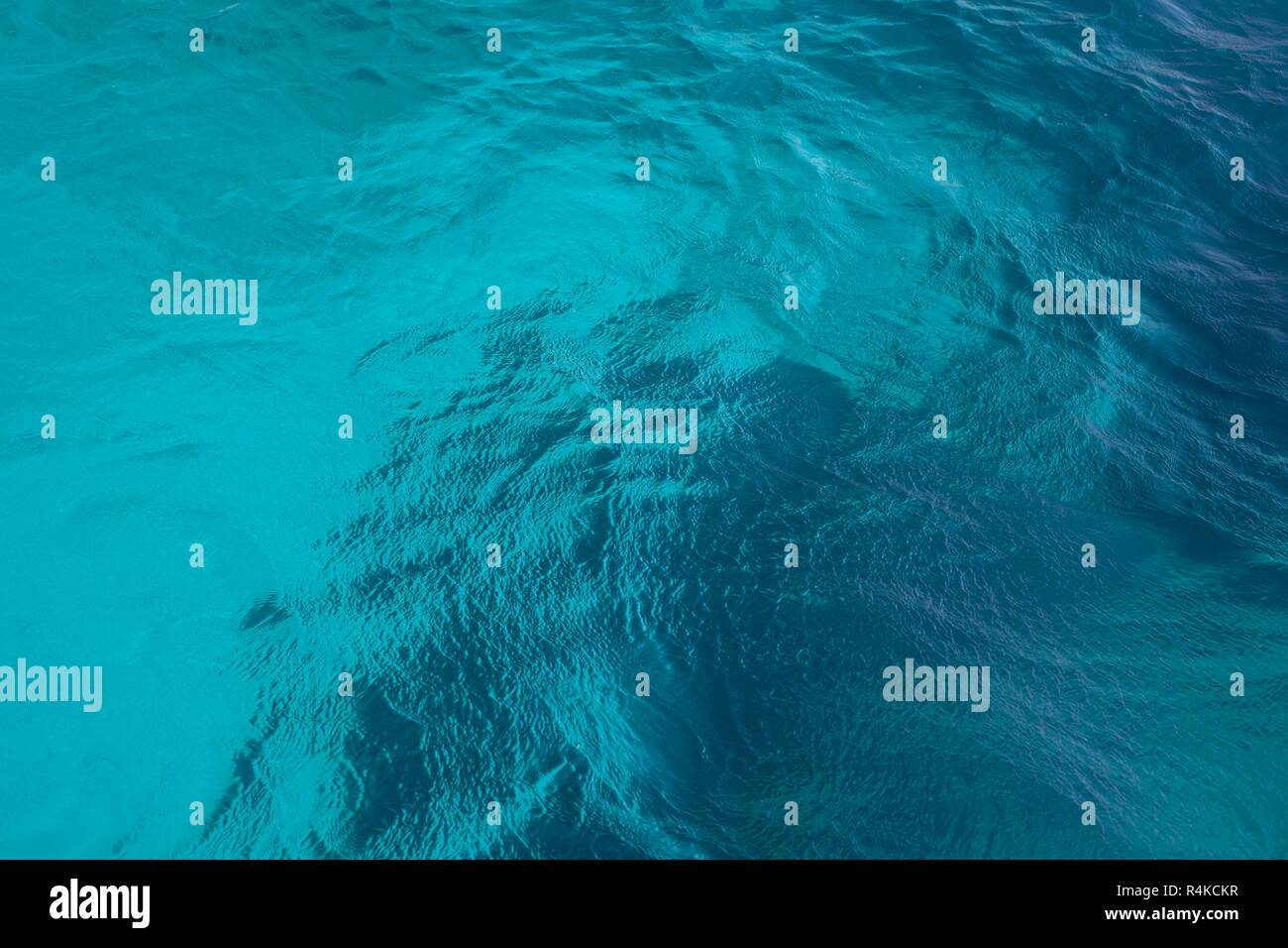 Klare türkisfarbene Meer Wasser Oberfläche Hintergrund Stockfoto