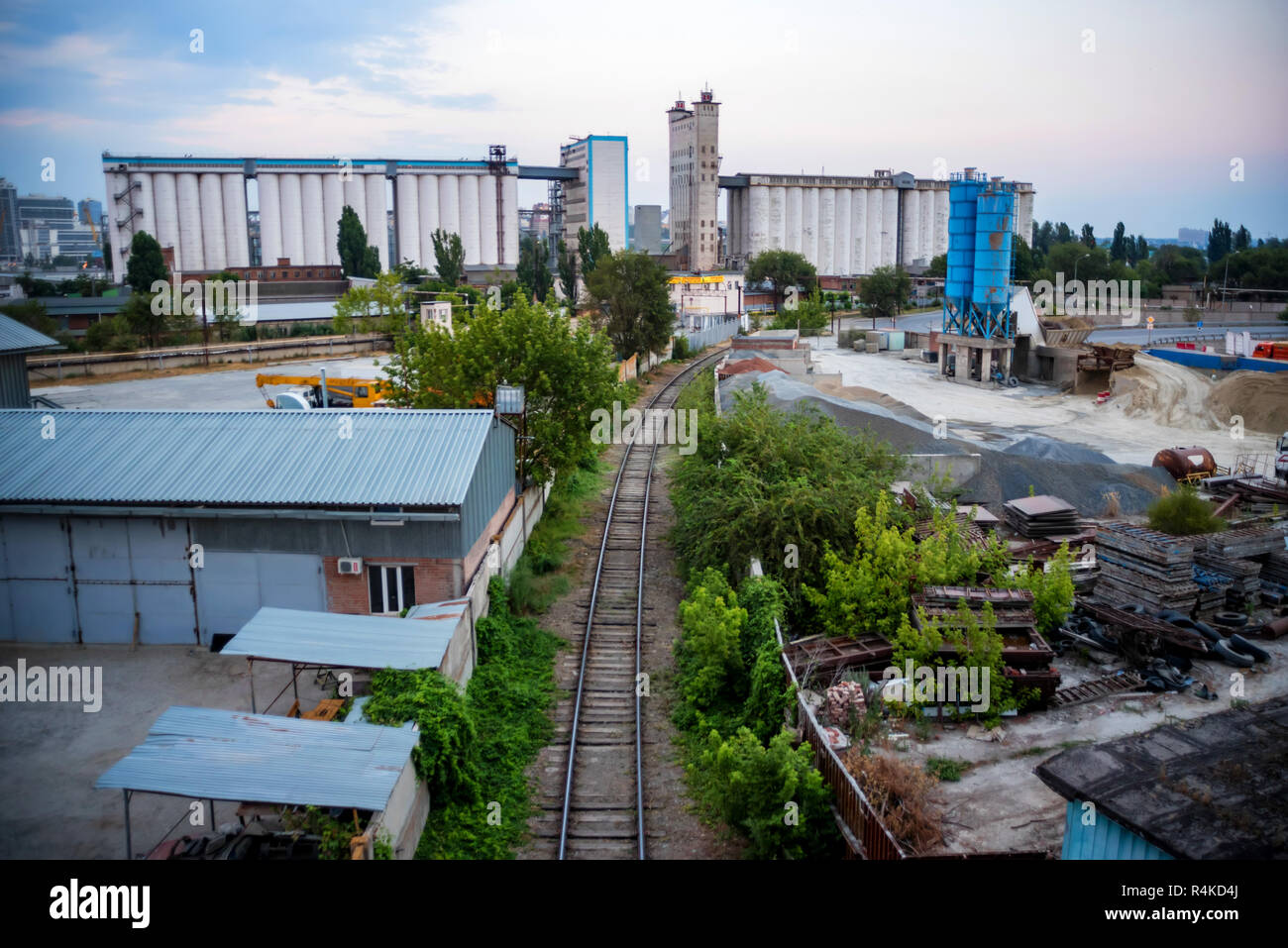 Industrial Zone der Stadt mit der Körnerelevator und Eisenbahn Stockfoto Industrial Zone der Stadt mit der Körnerelevator und Eisenbahn Stockfoto