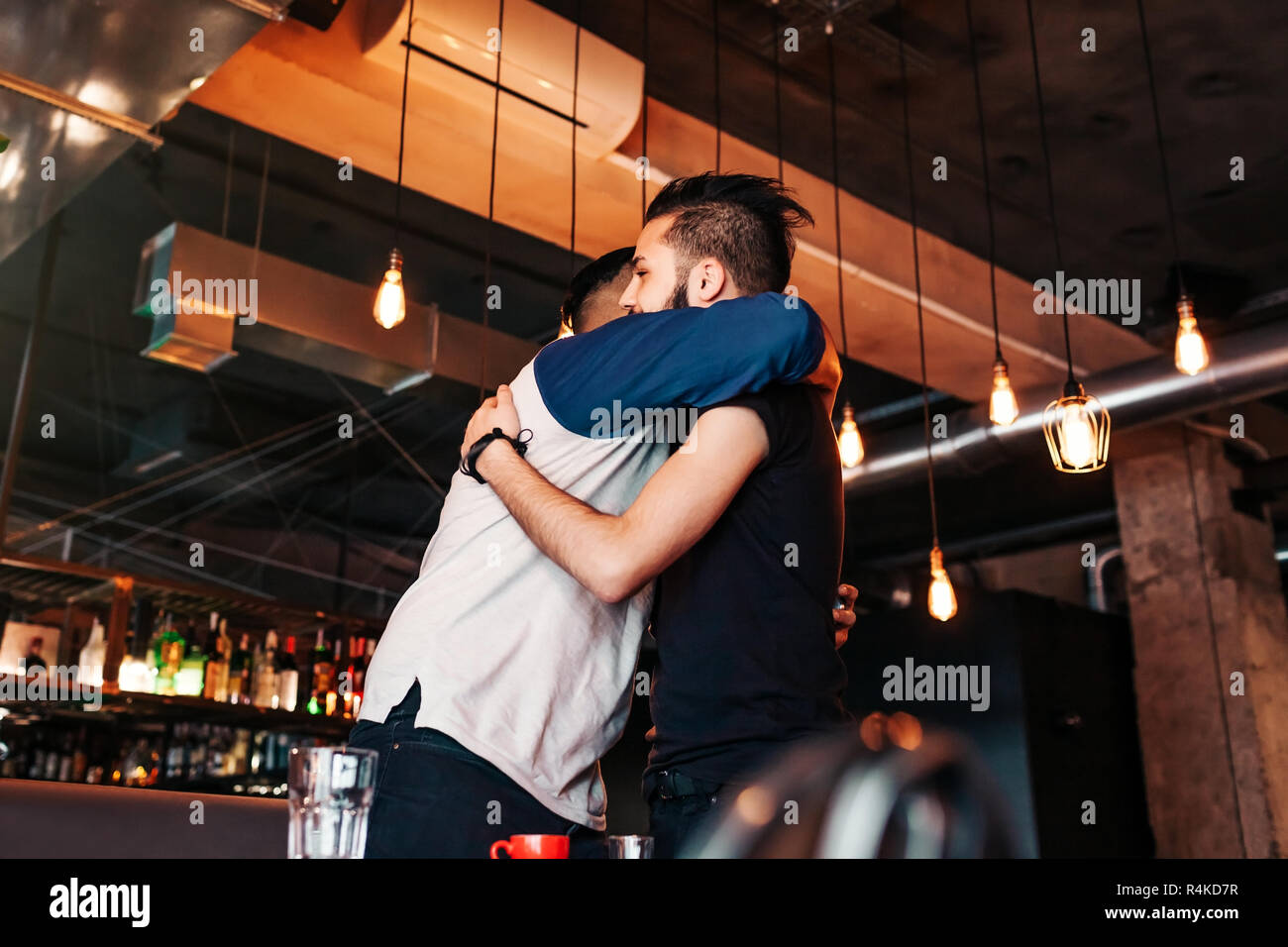 Arabische junge Männer treffen im Lounge Café. Echte Gefühle von besten Freunden gerne jeden anderen zu sehen. Stockfoto