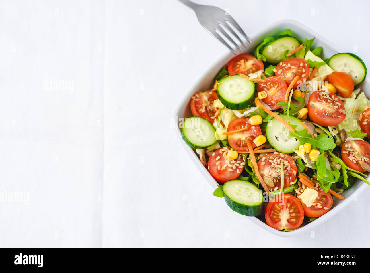 Flach mit frischen leckeren Salat, gesunde Ernährung, Diät, vegetarisch, vegan. Detox, lecker gesundes Essen Stockfoto