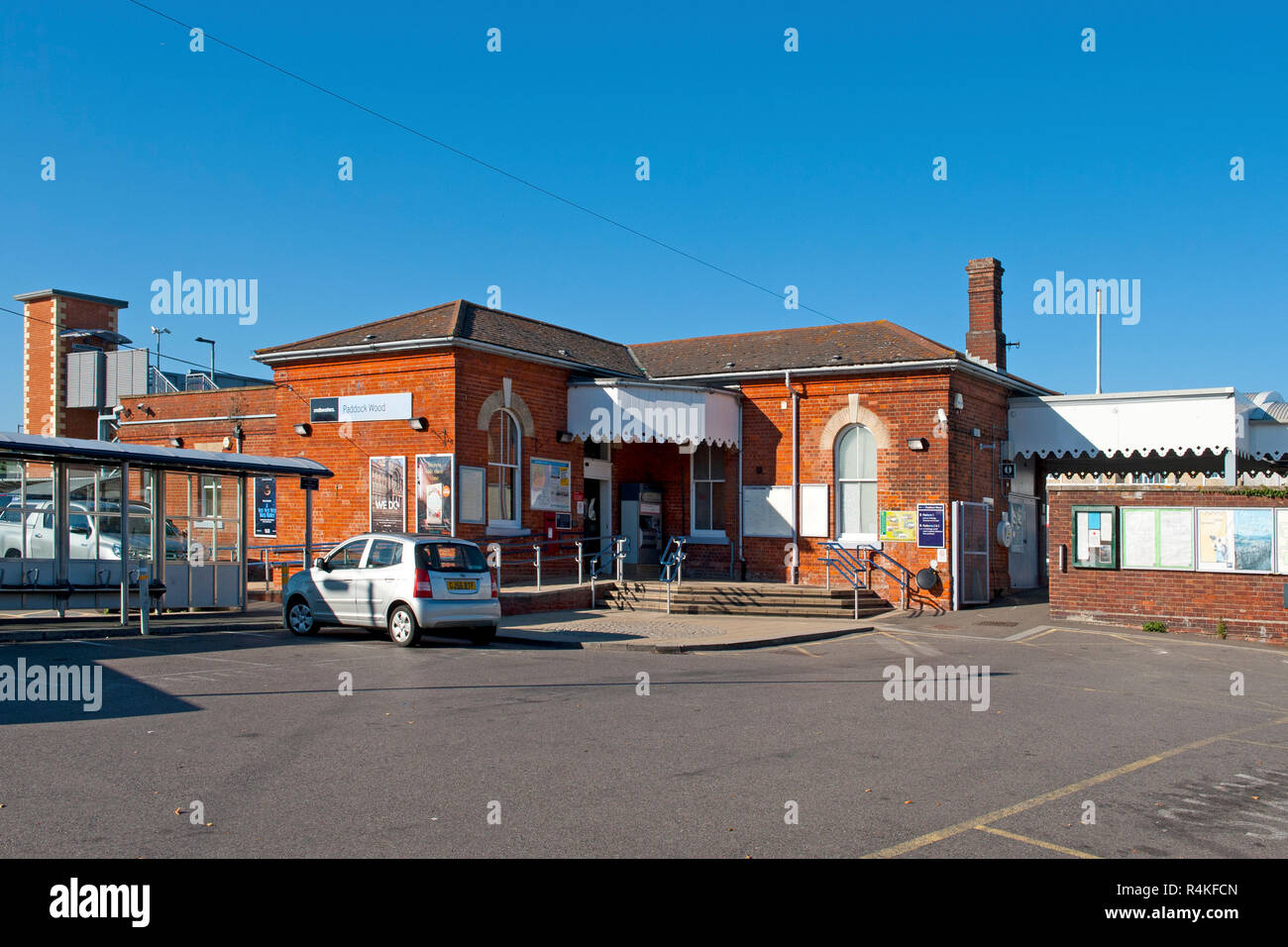 Paddock Wood Bahnhof in Paddock Wood, Kent, Großbritannien. Die Station ist ein gut genutzt Pendler Stop auf der südöstlichen Hauptlinie nach London Charing Cross Stockfoto