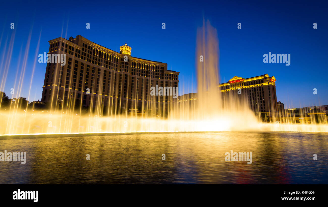 Das Bellagio Casino und Hotel mit tanzenden Springbrunnen in den Vordergrund und Caesar's Palace, Las Vegas, USA Stockfoto