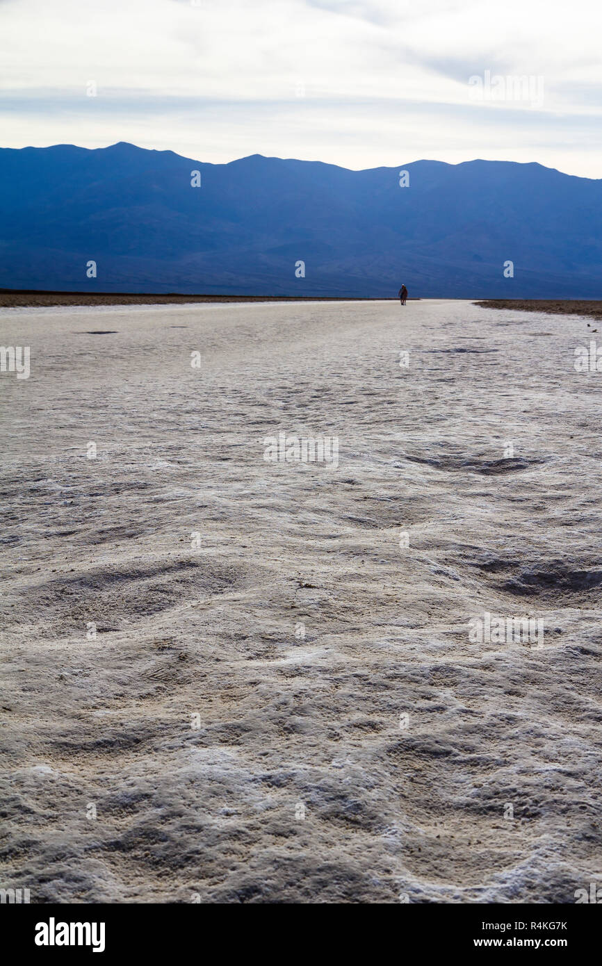 Silhouette eines weit entfernten Person zu Fuß in Badwater Basin, Death Valley, Kalifornien, USA Stockfoto