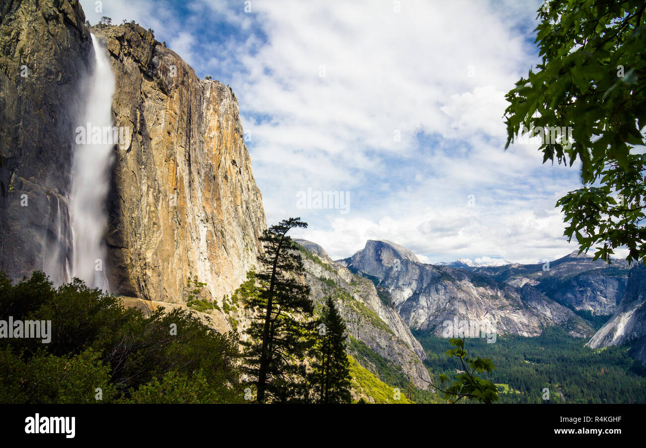 Blick auf die Yosemite Falls mit der Half Dome im Hintergrund Stockfoto