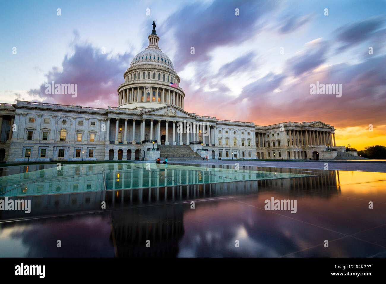 Das Kapitol in Washington DC mit spektakulären Sonnenuntergang Stockfoto