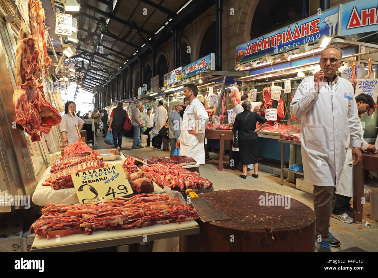 Athen, Griechenland - Mai 05: Metzger und Käufer an Zentralen Fleischmarkt in Athen am 05 Mai, 2015. Frisches Fleisch geht im Markt in Athen, Griechenland. Stockfoto