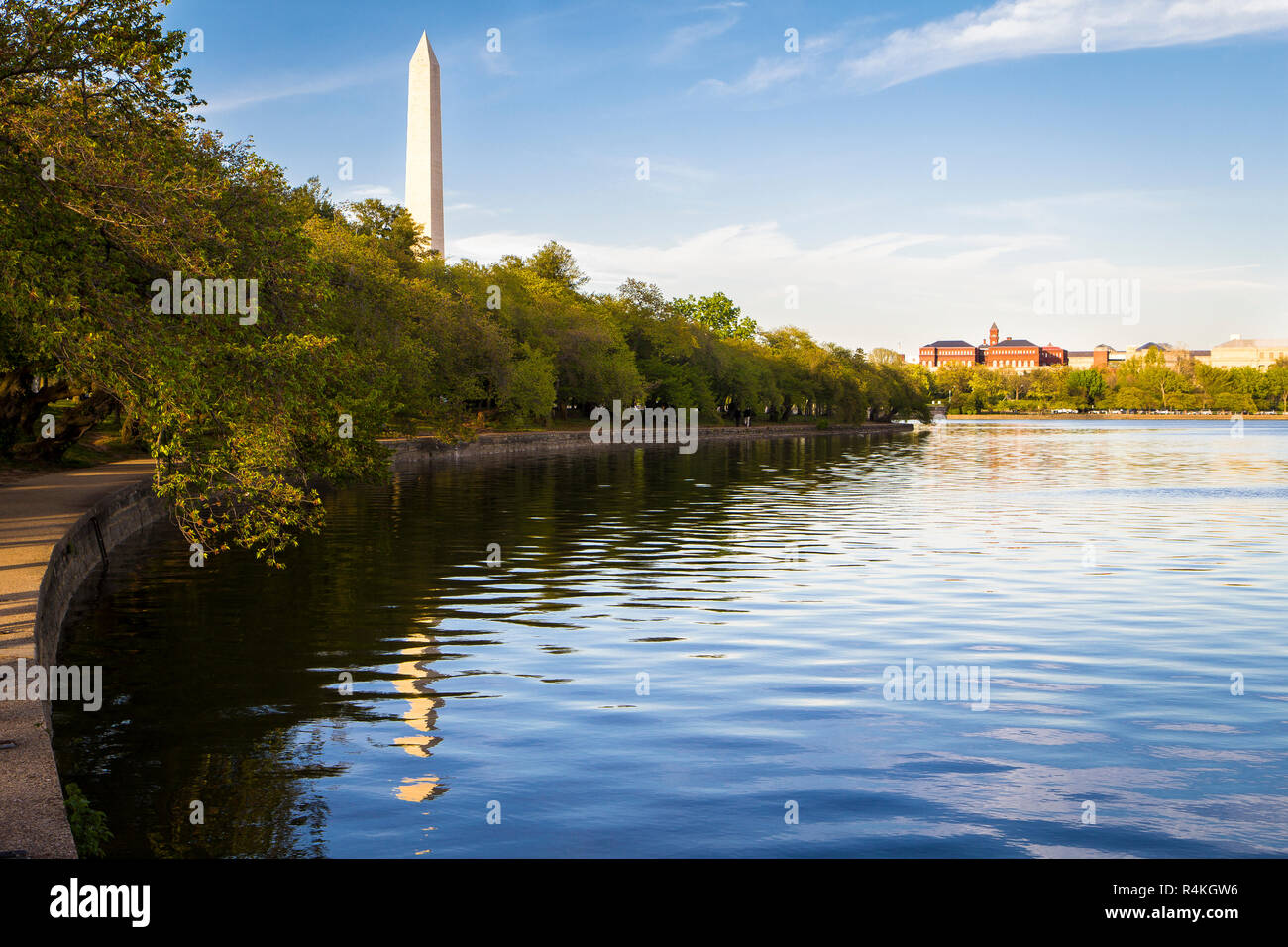 Das Washington Monument in Washington D.C. aus der Tidal Basin gesehen Stockfoto