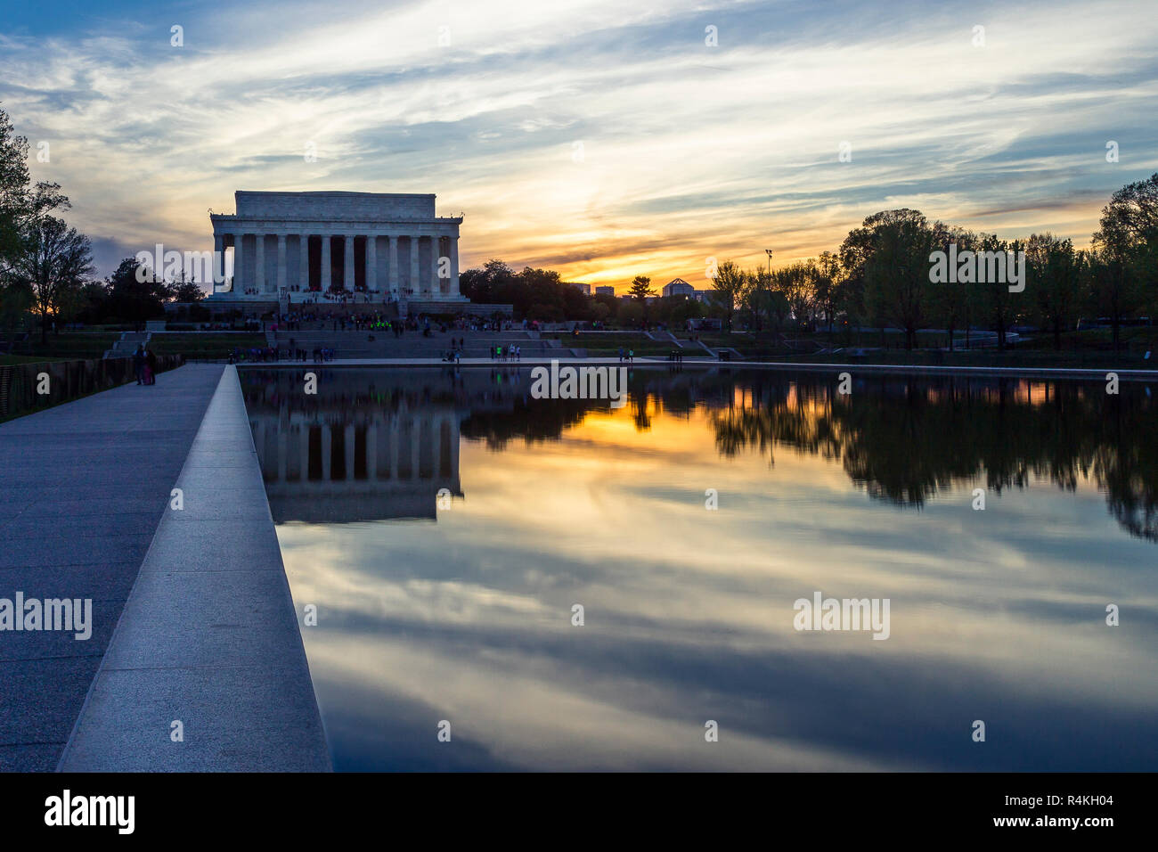 Lincoln Memorial bei Sonnenuntergang mit Reflection pool im Vordergrund Stockfoto