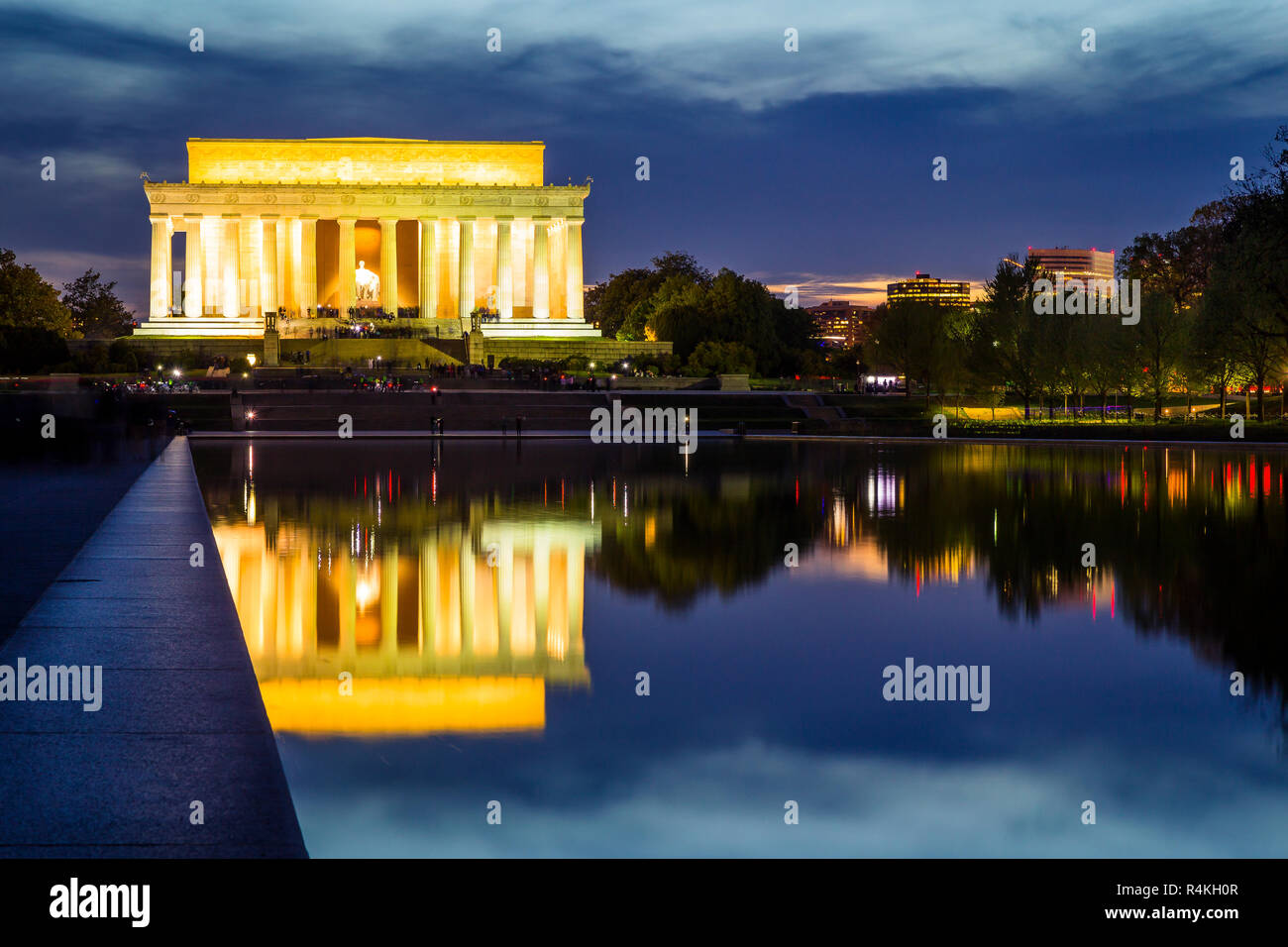 Lincoln Memorial nach Sonnenuntergang mit Reflection pool im Vordergrund Stockfoto