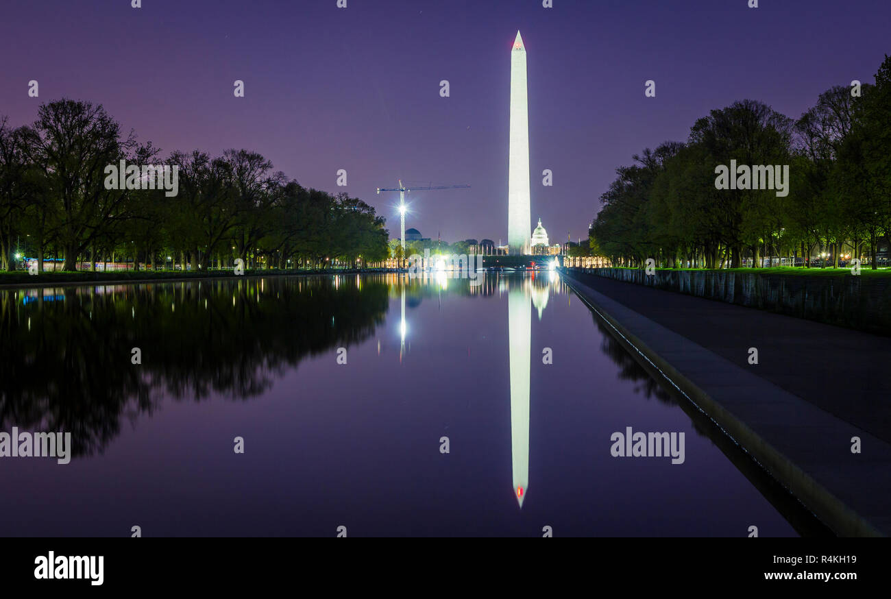 Das Washington Monument in der Nacht mit Reflexion in Lincoln Memorial Reflectig Pool in Washington D.C, USA Stockfoto