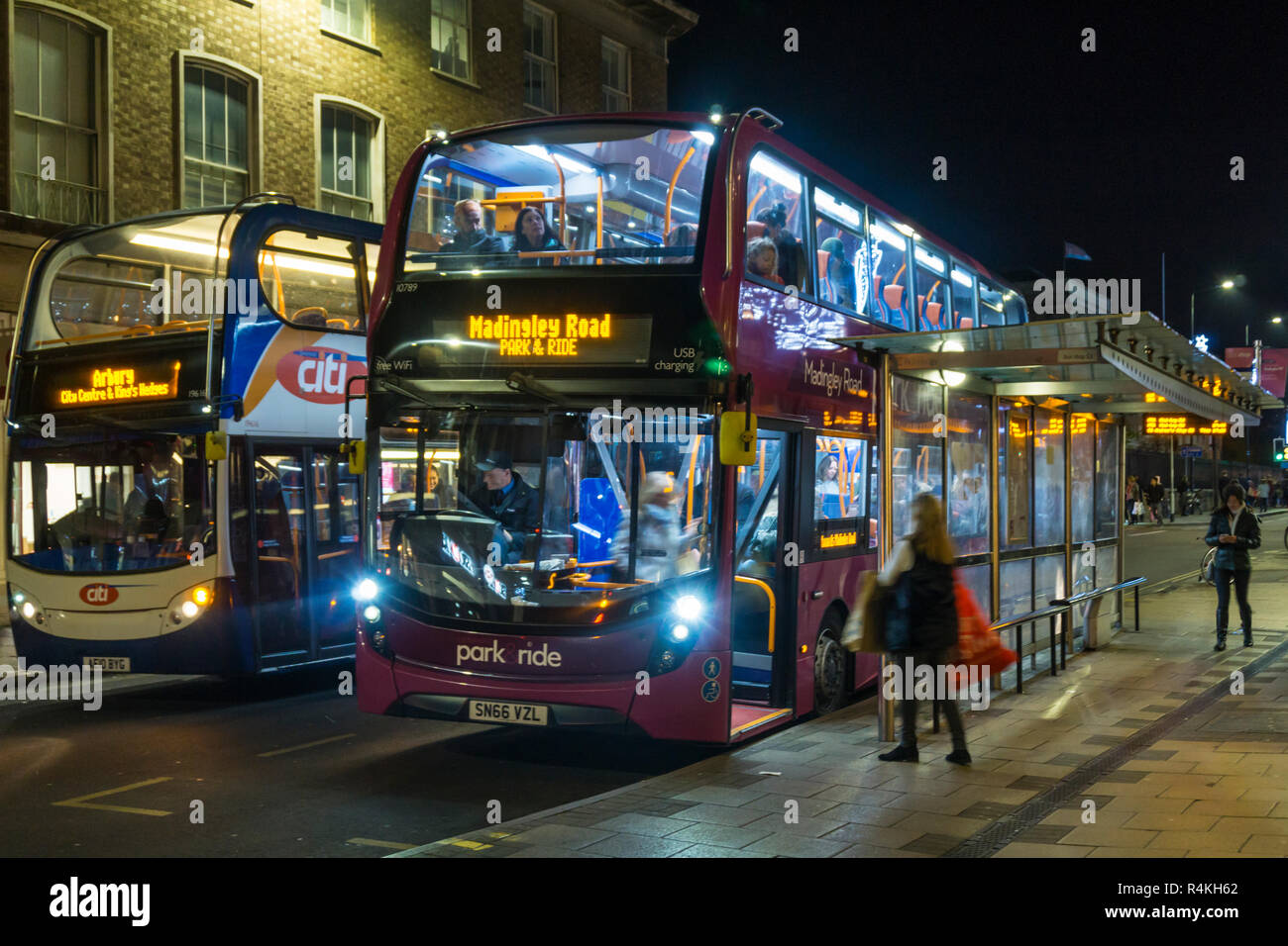 Ein Park & Ride Bus an einer Bushaltestelle in Cambridge in der Nacht. Stockfoto