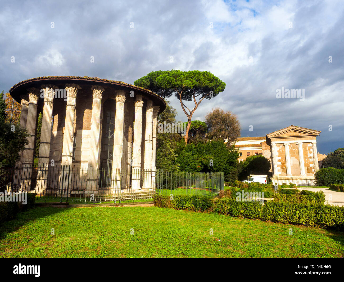 Der Tempel des Herkules Victor oder Hercules Olivarius ist einem römischen Tempel in der Piazza Bocca della Verità, im Bereich des Forum Boarium in der Nähe des Tiber - Rom, Italien Stockfoto