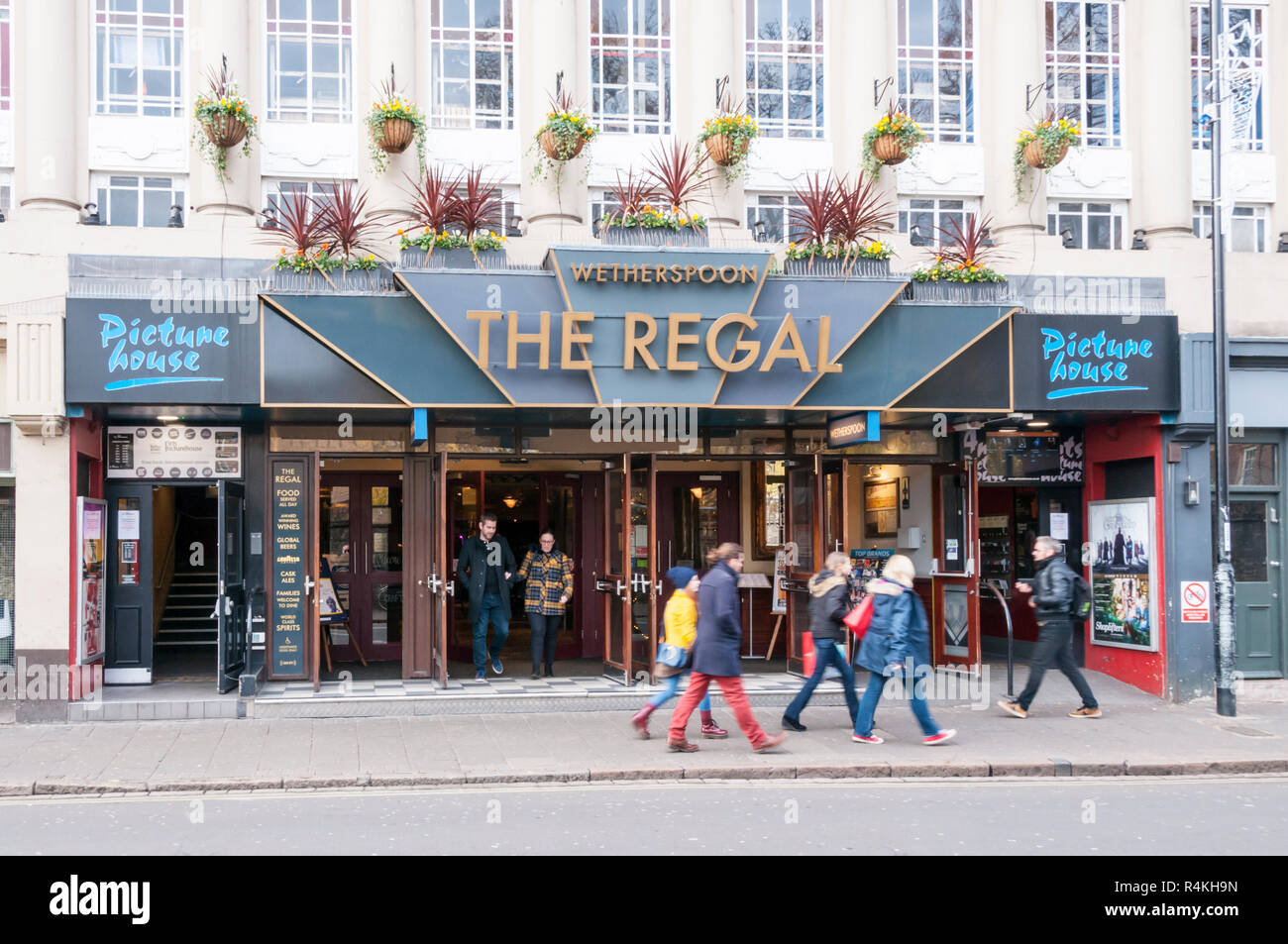 Das Regal Cinema in Cambridge nun ein Wetherspoon Pub mit dem Bild Haus Kino oben. Stockfoto