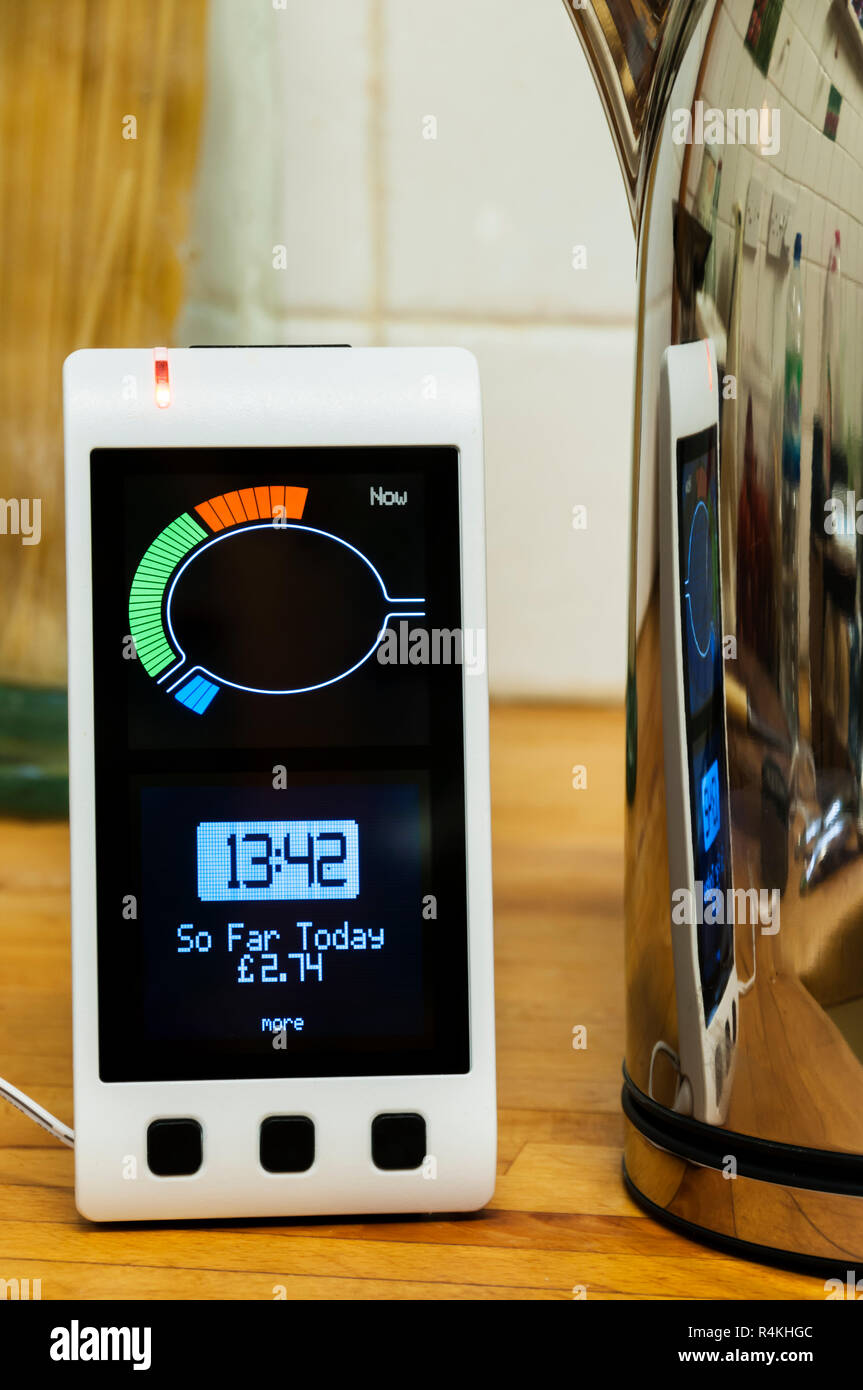 Eine Geo Smart Meter von EDF Energy in der heimischen Küche zur Verfügung. Zeigt die Kosten für Energie bei Tag verbraucht. Stockfoto