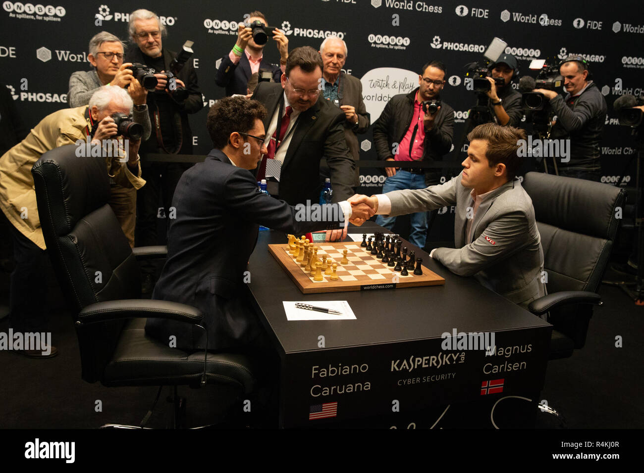 World Chess Championship in London 2018. Magnus Carlsen, weltweit die Nummer Eins aus Norwegen, behielt seinen Titel gegen Fabiano Caruana nach einem Tie-break. Stockfoto