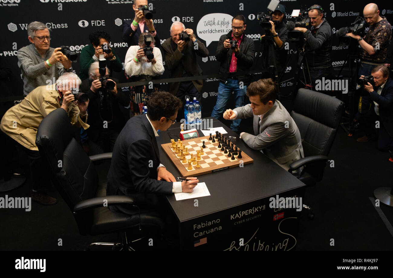 World Chess Championship in London 2018. Magnus Carlsen, weltweit die Nummer Eins aus Norwegen, behielt seinen Titel gegen Fabiano Caruana nach einem Tie-break. Stockfoto