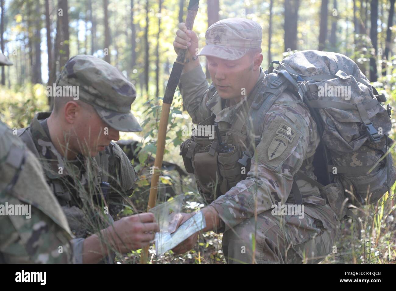 Us-Armee Sgt. Lewis Sanborn, zu Alpha Company, Krieger Training Center zugeordnet, Schecks Route eines Studenten auf einer Karte während Pre-Ranger Schule in Ausbildung Bereich Echo, Fort Benning, Ga., 28. Oktober 2018. Pre-Ranger Schule bietet Beratung und Mentoring für Studierende erfolgreich zu sein, wie sie sich vorbereiten, Ranger, eine Schule zu besuchen. Stockfoto